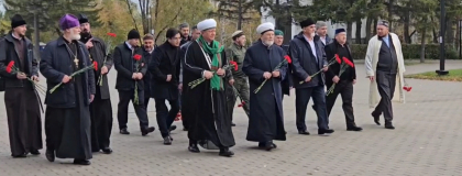 Участники конференции «Ислам в Сибири» возложили цветы к мемориалу павших воинов