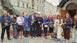 В Москве представители Московского Муфтията возложили цветы к памятнику жертвам теракта в Беслане