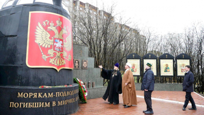 Делегация ДСМР совместно с представителем РПЦ посетила в Мурманске мемориальный комплекс «Морякам, погибшим в мирное время»