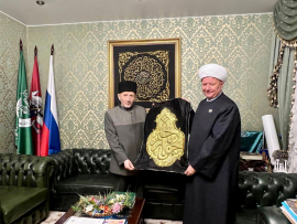 Муфтий Москвы, глава ДСМР вручил муфтию Дагестана древнюю исламскую реликвию