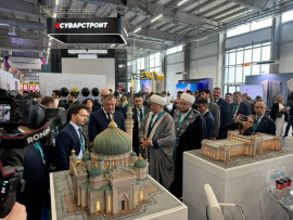 Глава ДСМР, муфтий Москвы Альбир хазрат Крганов рассказал почетным гостям выставки о проекте межрелигиозного духовно- просветительского центра в Москве